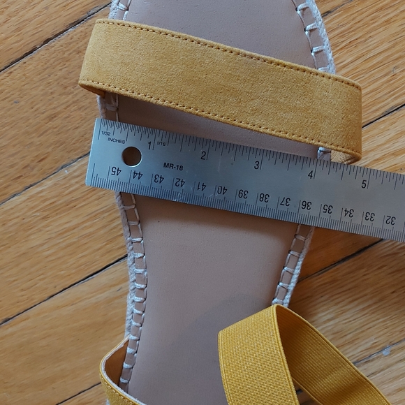 NWT yellow strapped sandals - Picture 4 of 5